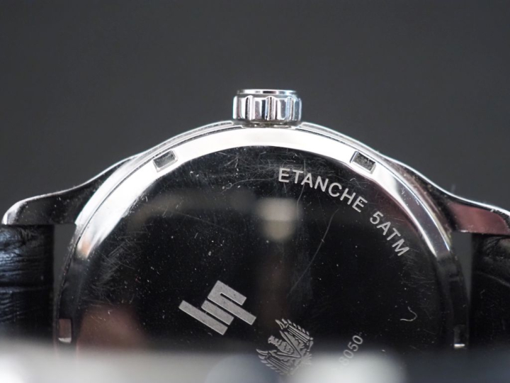 LIP, 5 ATM Montre bracelet en acier.  Cadran rond à chiffres arabes po