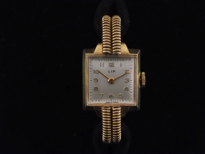 LIP Montre bracelet de dame de style 1940 en plaqué or.  Cadran carré 