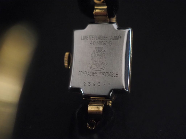 LIP Montre bracelet de dame de style 1940 en plaqué or.  Cadran carré 