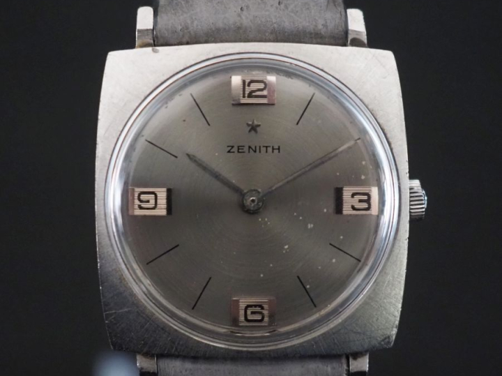 ZENITH Montre bracelet vintage en acier.  Boitier carré à bords arrond