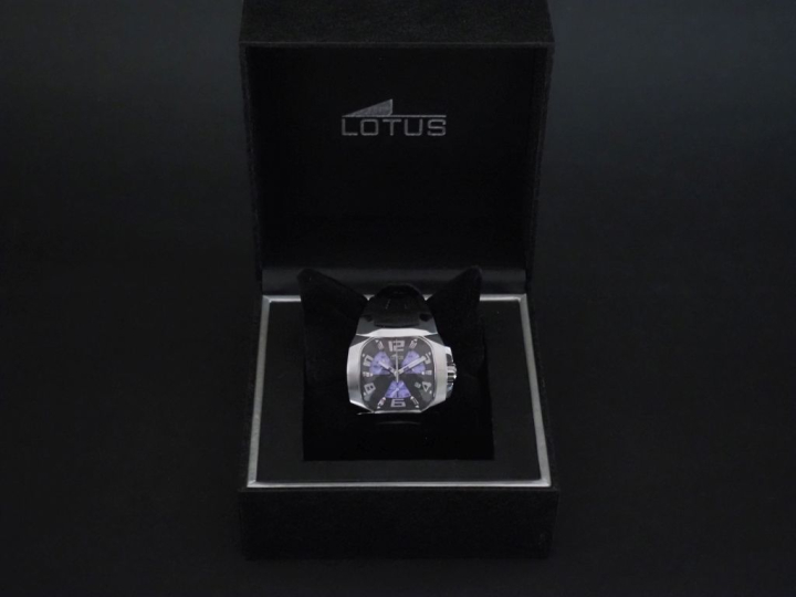 LOTUS Ref. 15501 Montre bracelet en acier. Cadran à trois compteurs vi