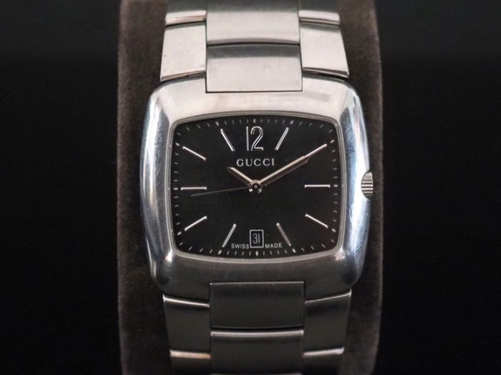 GUCCI Montre bracelet en acier.  Cadran rectangulaire à chiffres arabe