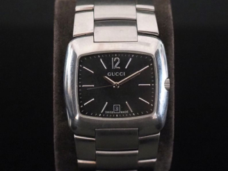 Vente aux enchères GUCCI Montre bracelet en acier.  Cadran rectangulaire à chiffres arabe