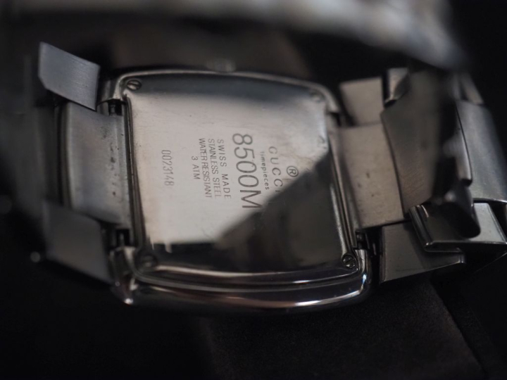 GUCCI Montre bracelet en acier.  Cadran rectangulaire à chiffres arabe