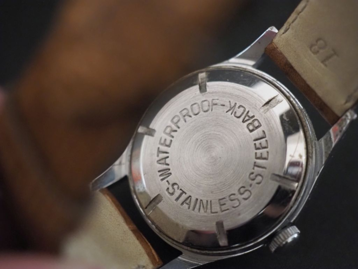 SAM, Etanche Montre bracelet en acier.  Cadran rond à chiffres arabes 