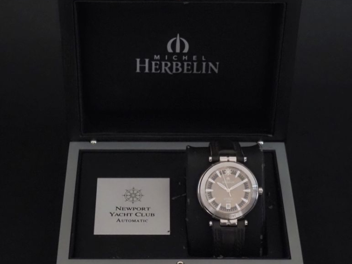 Michel HERBELIN, Newport Ref. 1666/BC Montre bracelet en acier.  Cadra