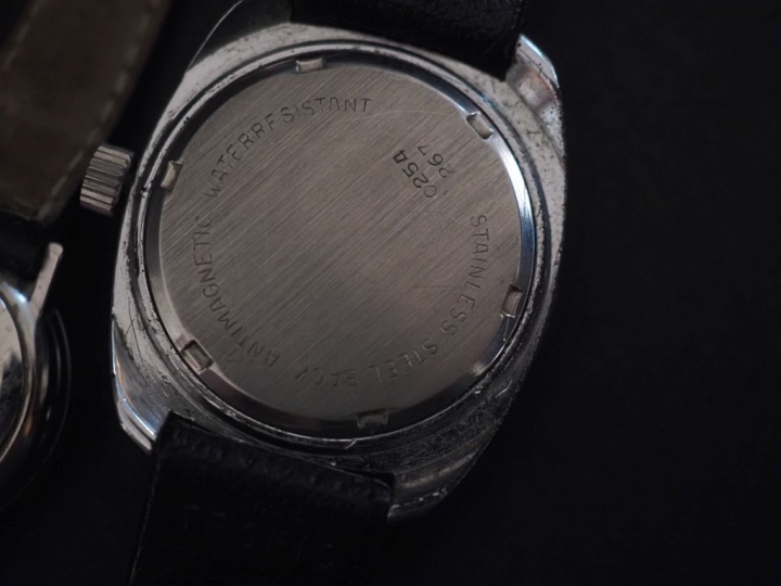 Ensemble comprenant :  - une montre bracelet de dame en acier de marqu