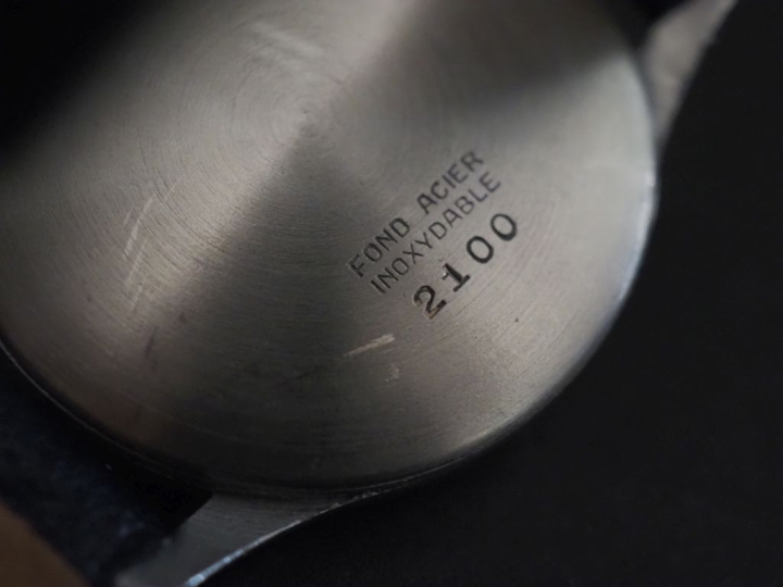 Montre bracelet Swiss made en acier.  Cadran rond à chiffres arabes po