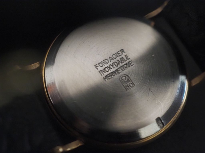 REXA Montre bracelet boitier en plaqué or.  Cadran rond à chiffres ara