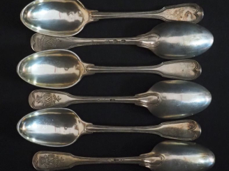 Vente aux enchères Suite de six petites cuillères XVIIIème en argent, modèle à filet.  Ar