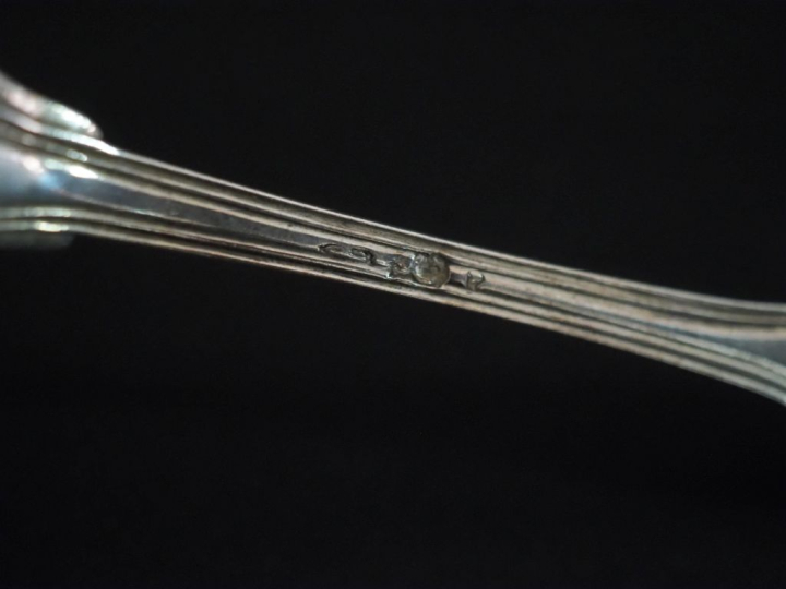 Suite de six petites cuillères XVIIIème en argent, modèle à filet.  Ar