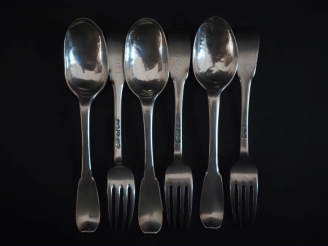 Vente aux enchères Trois couverts XVIIIème en argent, monogrammés.  Poids. 428 g   