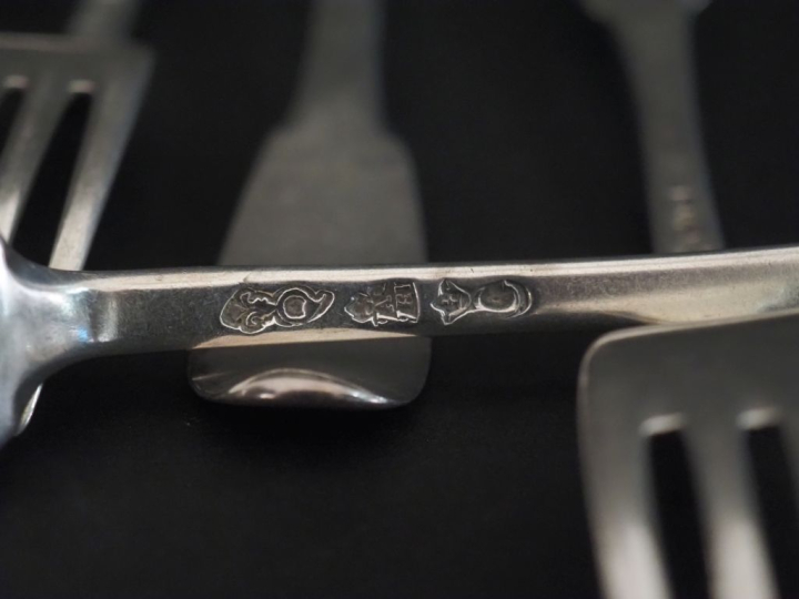 Trois couverts XVIIIème en argent, monogrammés.  Poids. 428 g   