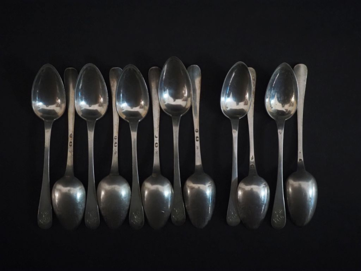 Suite de huit petites cuillères début XIXème en argent 950, poinçon au