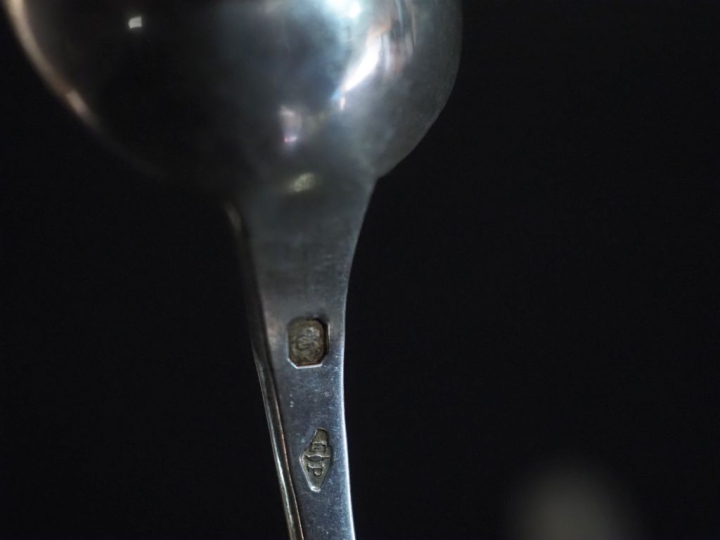 Suite de huit petites cuillères début XIXème en argent 950, poinçon au