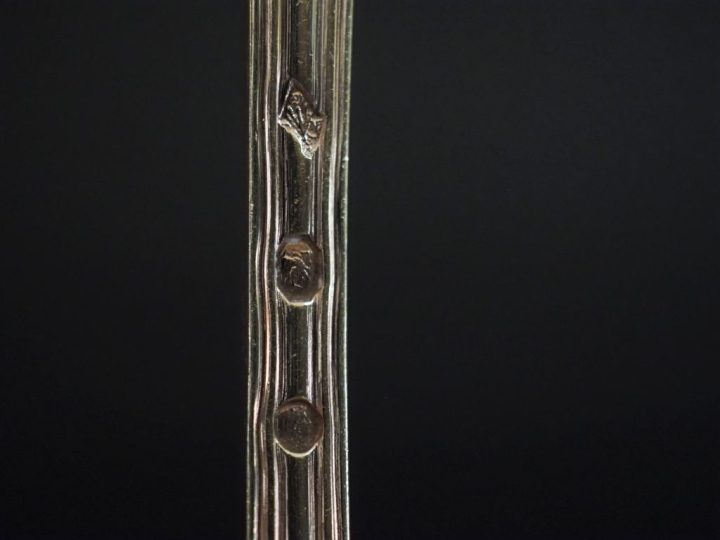 Suite de douze petites cuillères début XIXème en argent doré 950, poin