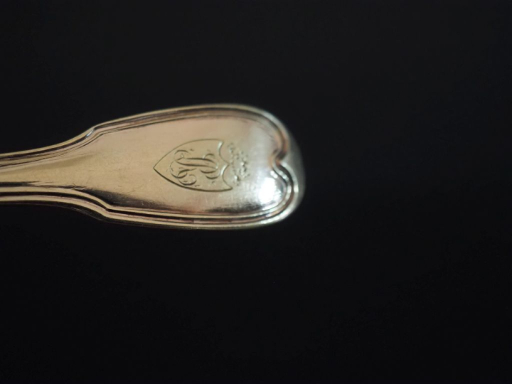 Suite de douze petites cuillères début XIXème en argent doré 950, poin