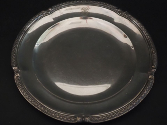 Vente aux enchères Plat à bord polylobé en argent 925, poinçon Minerve, à décor d'une fri