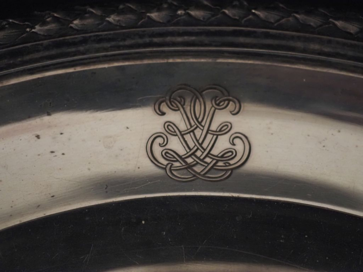 Plat à bord polylobé en argent 925, poinçon Minerve, à décor d'une fri