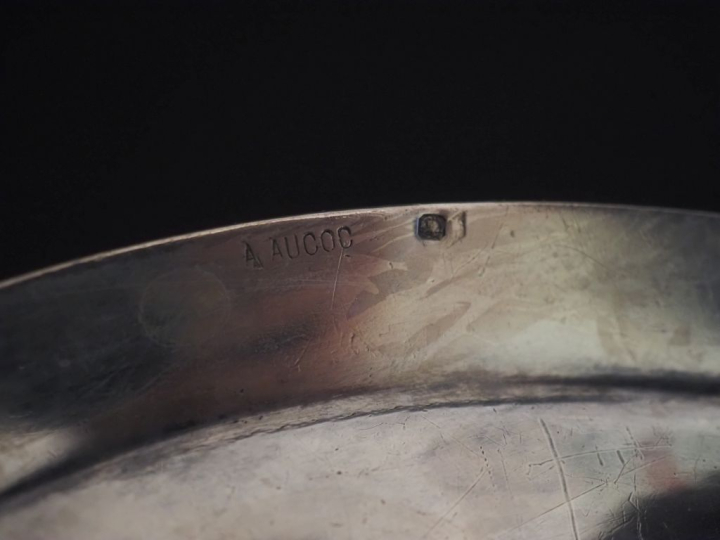 Plat à bord polylobé en argent 925, poinçon Minerve, à décor d'une fri