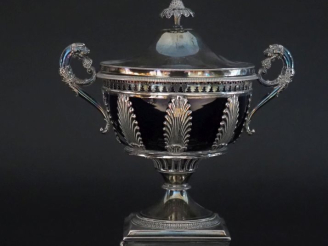 Vente aux enchères Drageoir de style Empire en argent 925, poinçon Minerve, à décor ajour