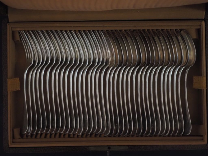 Partie de ménagère de style Louis XVI en argent 925, poinçon Minerve, 