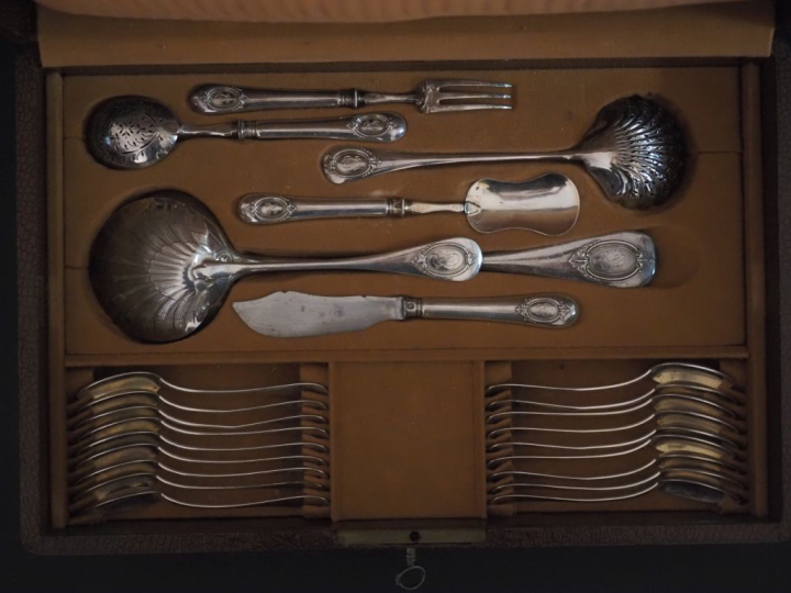 Partie de ménagère de style Louis XVI en argent 925, poinçon Minerve, 