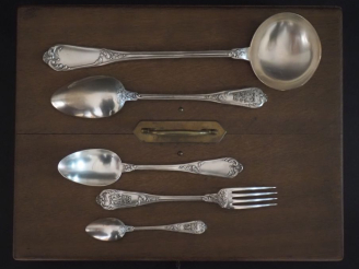 Vente aux enchères Partie de ménagère de style Louis XV en argent 925, poinçon Minerve, m