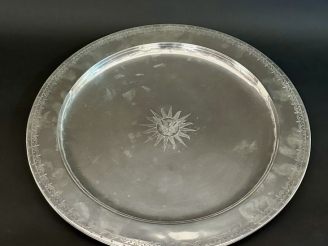 Vente aux enchères Important plateau en argent, poinçon cygne, à décor en son centre des 