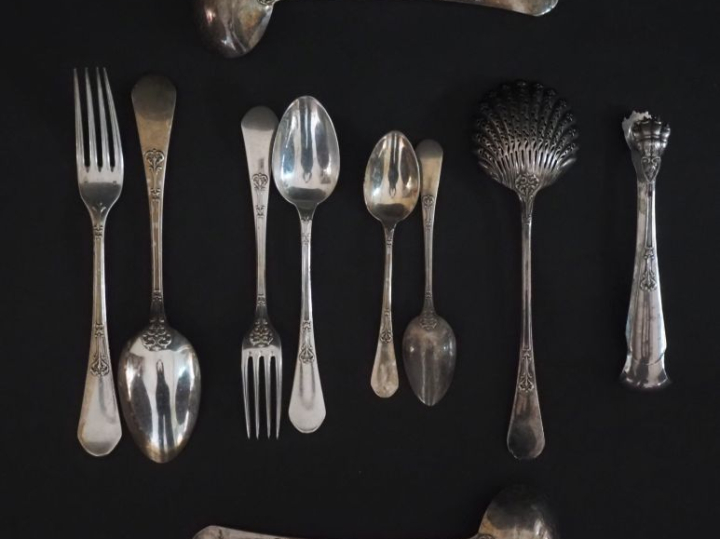 Partie de ménagère en argent 925, poinçon Minerve, à décor de feuillag