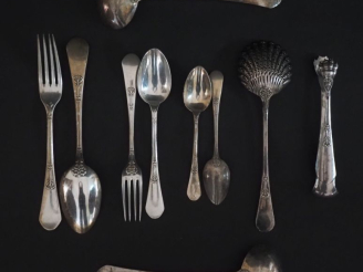 Vente aux enchères Partie de ménagère en argent 925, poinçon Minerve, à décor de feuillag