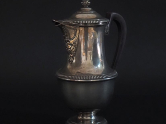 Vente aux enchères Cafetière sur piédouche en argent 925, poinçon Minerve, à décor de god