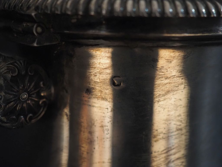 Cafetière sur piédouche en argent 925, poinçon Minerve, à décor de god