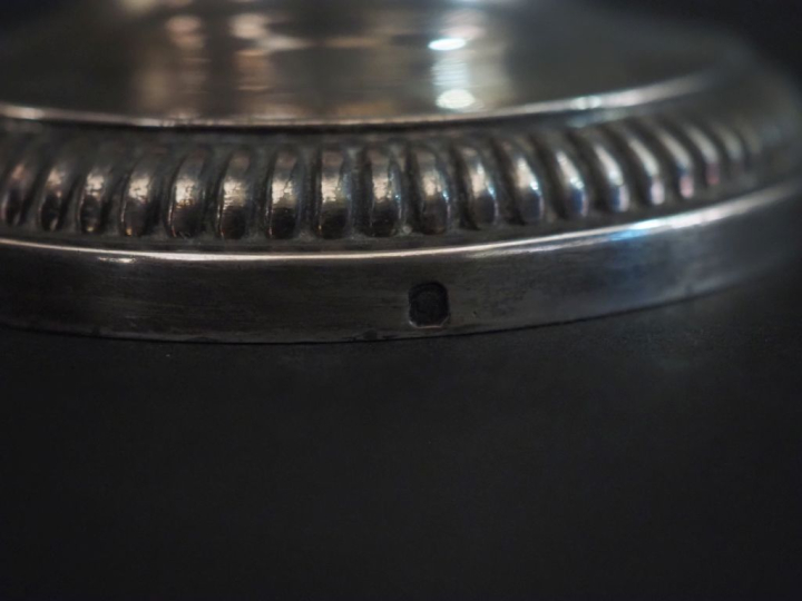 Cafetière sur piédouche en argent 925, poinçon Minerve, à décor de god