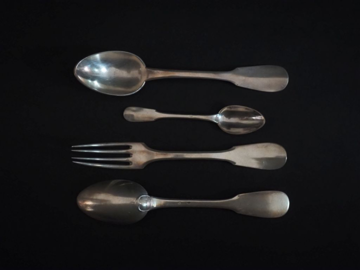 Partie de ménagère en argent 925, poinçon Minerve, modèle uniplat. Com