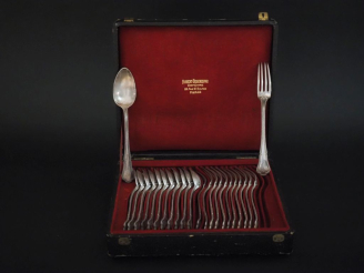 Vente aux enchères Suite de douze couverts à entremets de style Louis XV en argent 925, p