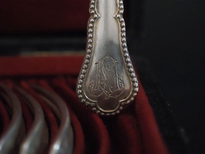 Suite de douze couverts à entremets de style Louis XV en argent 925, p