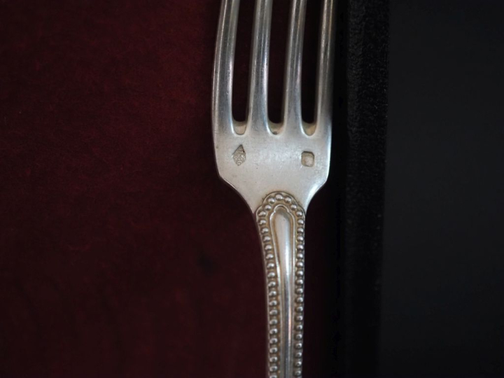 Suite de douze couverts à entremets de style Louis XV en argent 925, p