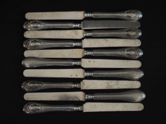 Vente aux enchères Suite de dix couteaux à fruit de style Louis XVI en argent 925 et arge