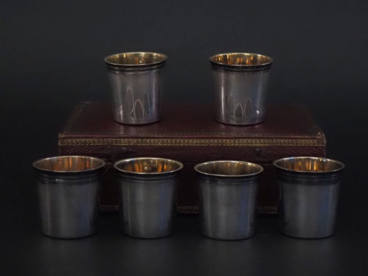 Suite de six verres à liqueur Restauration de style Louis XVI en argen