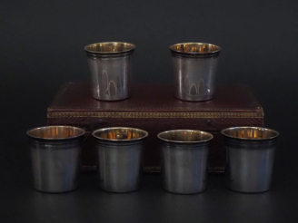 Vente aux enchères Suite de six verres à liqueur Restauration de style Louis XVI en argen