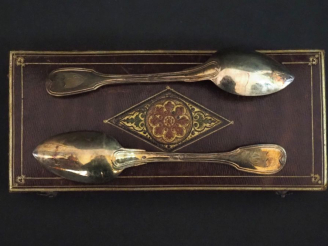 Vente aux enchères Suite de six petites cuillères Restauration en argent doré 950, poinço