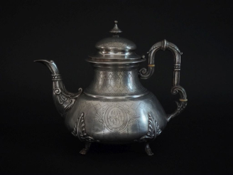 Vente aux enchères Théière de style Louis XVI en argent 925, poinçon Minerve, à décor géo