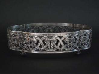 Vente aux enchères Jardinière quadrilobée de style Louis XVI en argent 925, poinçon Miner