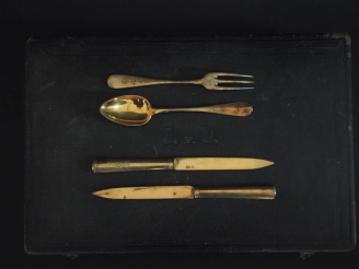 Vente aux enchères Partie de ménagère en argent doré étranger, à décor de monogramme surm