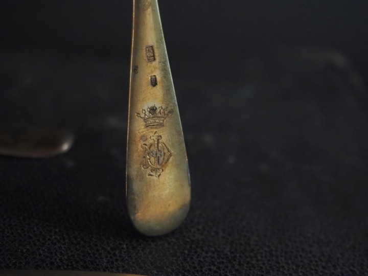 Partie de ménagère en argent doré étranger, à décor de monogramme surm