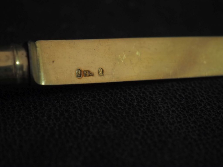 Partie de ménagère en argent doré étranger, à décor de monogramme surm