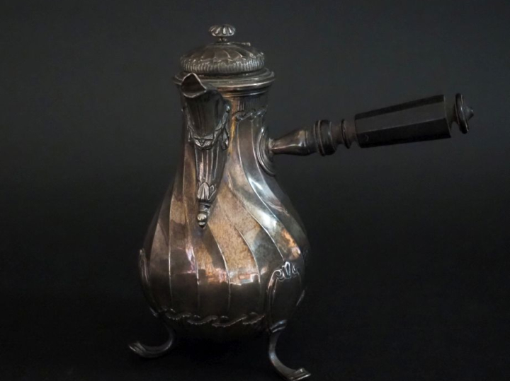 Petite verseuse tripodes de style Louis XVI en argent 925, poinçon Min