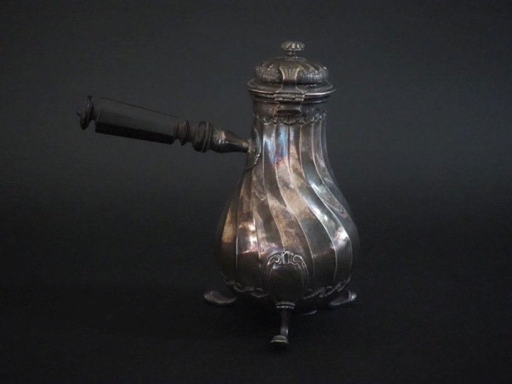 Petite verseuse tripodes de style Louis XVI en argent 925, poinçon Min