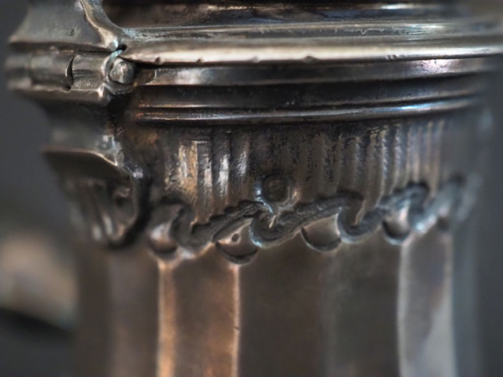 Petite verseuse tripodes de style Louis XVI en argent 925, poinçon Min